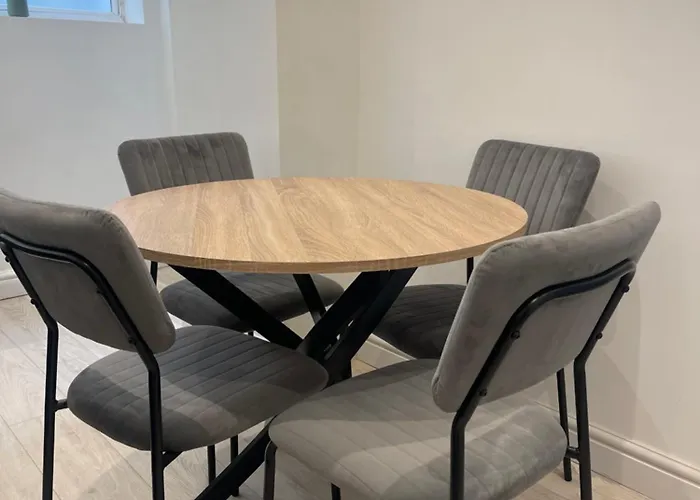 Ground Floor - Balmoral Stays - Apartment 2 - Sleeps 6 Free Wifi